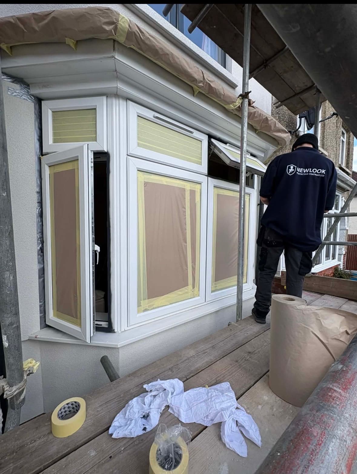 Newlook technician masking and prepping a bay window before spraying